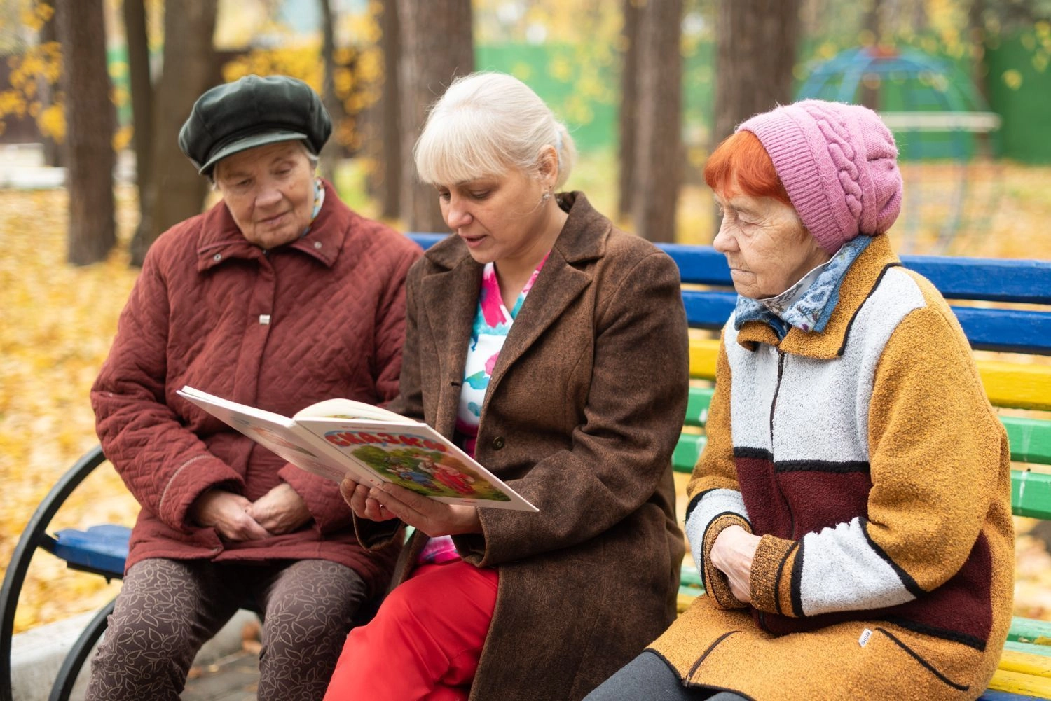 Пенсионеры осенью. Пожилые люди. Пенсионеры в Москве. Беседа с пожилыми людьми. Дом пенсионеров.