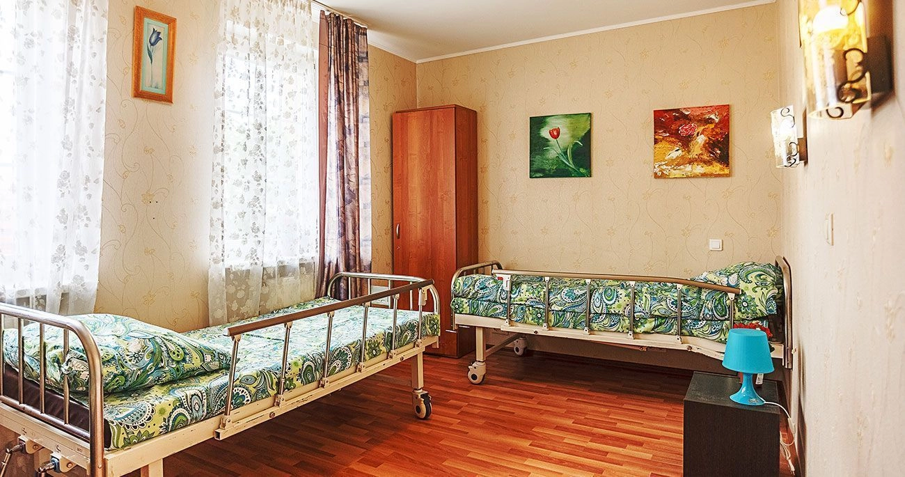 Пансионат в московской области для больных. Комната в пансионате для престарелых. Комната в доме престарелых. Пансионат для пожилых комната. Жилые комнаты в доме престарелых.